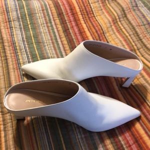 Stuart Weitzman Mira Mule size 7 white NWT